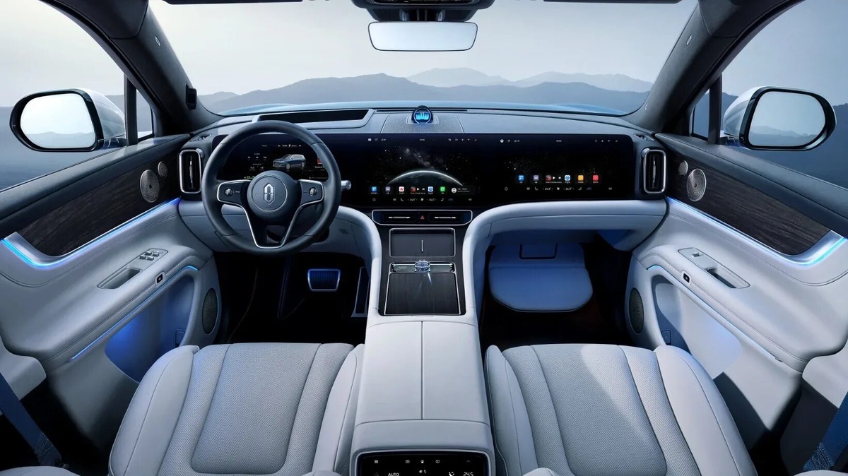 Салон может быть оборудован множеством экранов: цифровая панель (12,3 дюйма), центральный дисплей (15,6 дюйма), экран для переднего пассажира (16 дюймов), а также дополнительные планшеты для пассажиров второго и третьего рядов