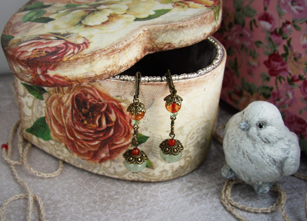 Работа и фото автора (шкатулка и серьги) 