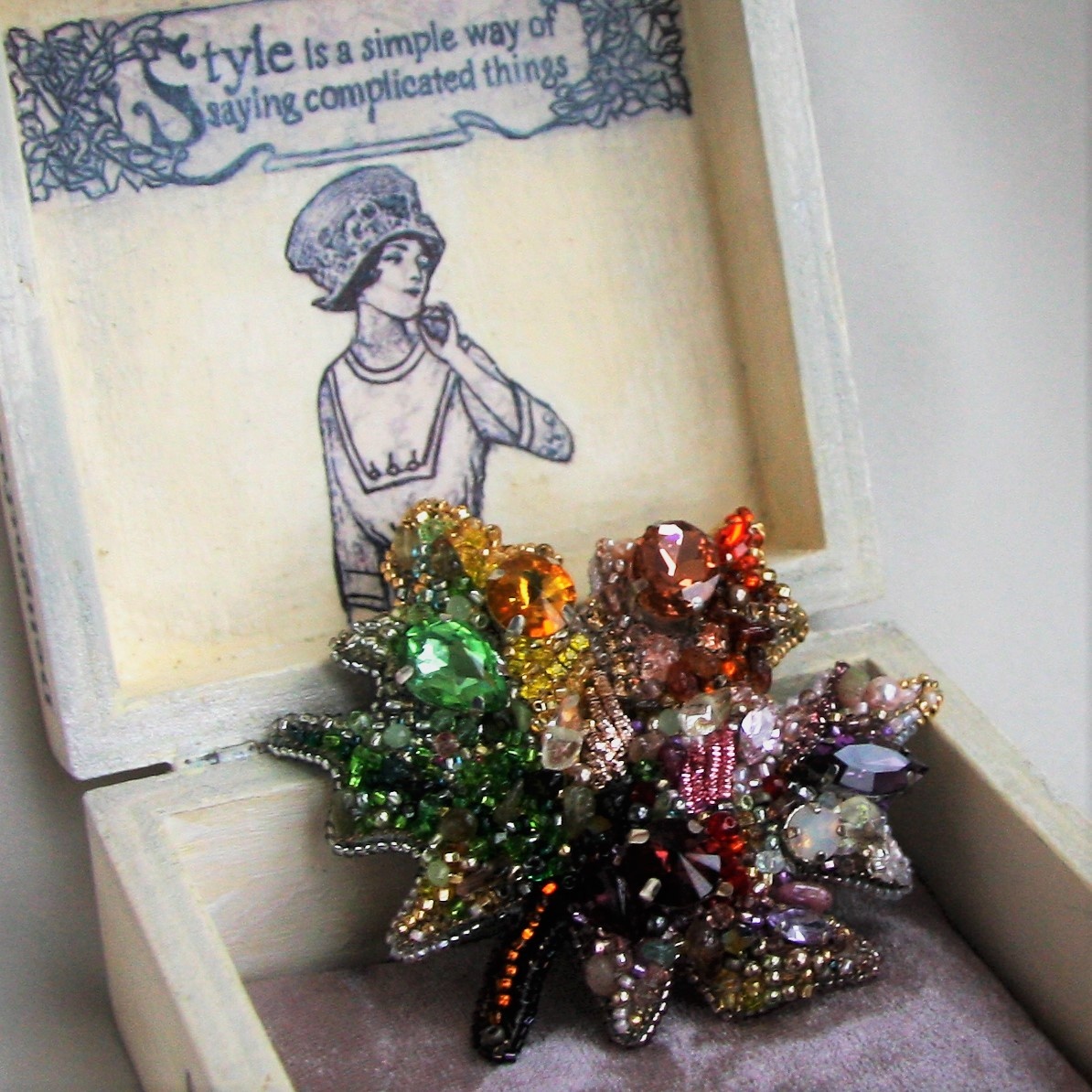 Работа и фото автора  (шкатулка и брошь) 