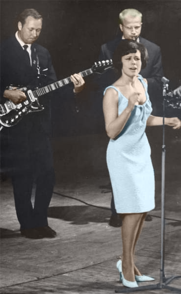 Лариса Мондрус. Фото из интернета. Раскраска автора.