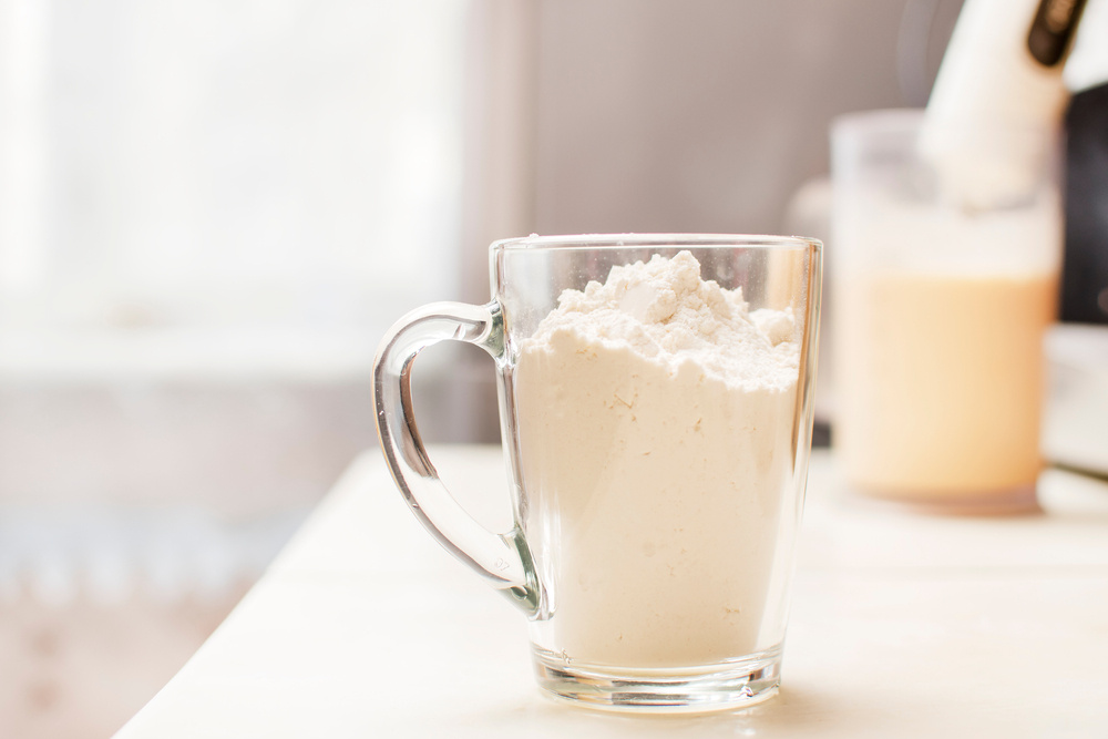 Valerii__Dex / Shutterstock / FOTODOM📷Измерение стаканом — это примерный способ, для высокой точности лучше использовать специальные кухонные весы