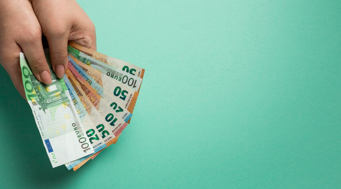 Как оплатить инвойс из России в Европу  в 2025 году: надёжные и легальные способы международных переводов для бизнеса.