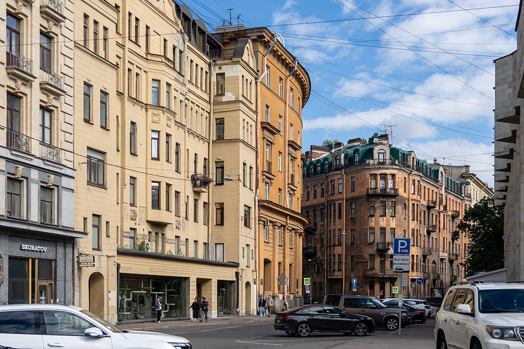 Жилой дом Литфонда (в центре кадра)