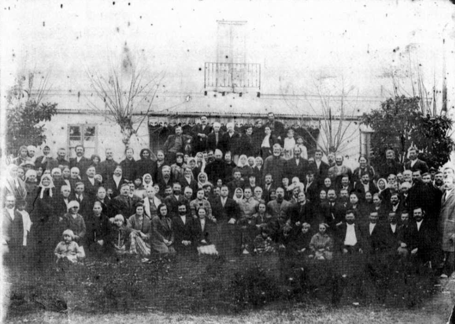 Первые русские переселенцы у дома Василия Лубкова в Сан-Хавьере, Восточная Республика Уругвай