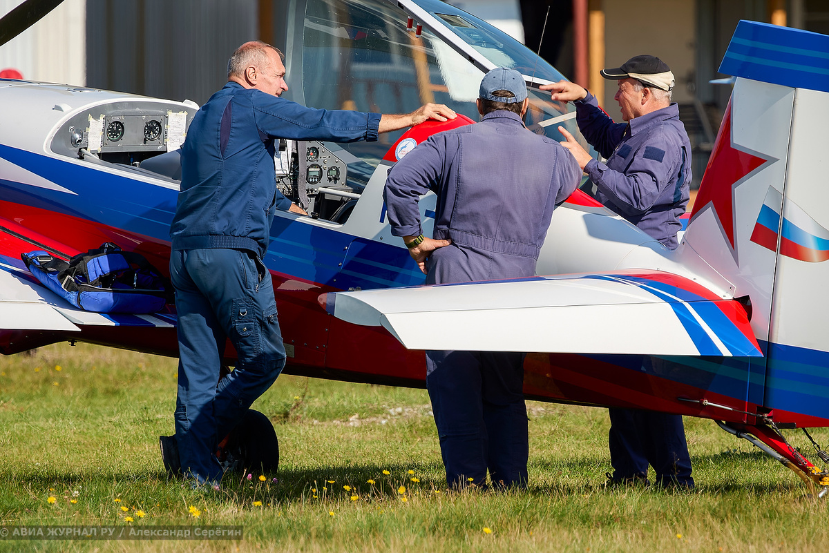 Крайний справа Михаил Мамистов, аэродром Дракино, г. Серпухов / АВИА ЖУРНАЛ РУ / Фото: Александр Серёгин