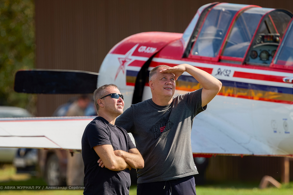 Пилоты часто наблюдают друг за другом, аэродром Дракино, г. Серпухов / АВИА ЖУРНАЛ РУ / Фото: Александр Серёгин