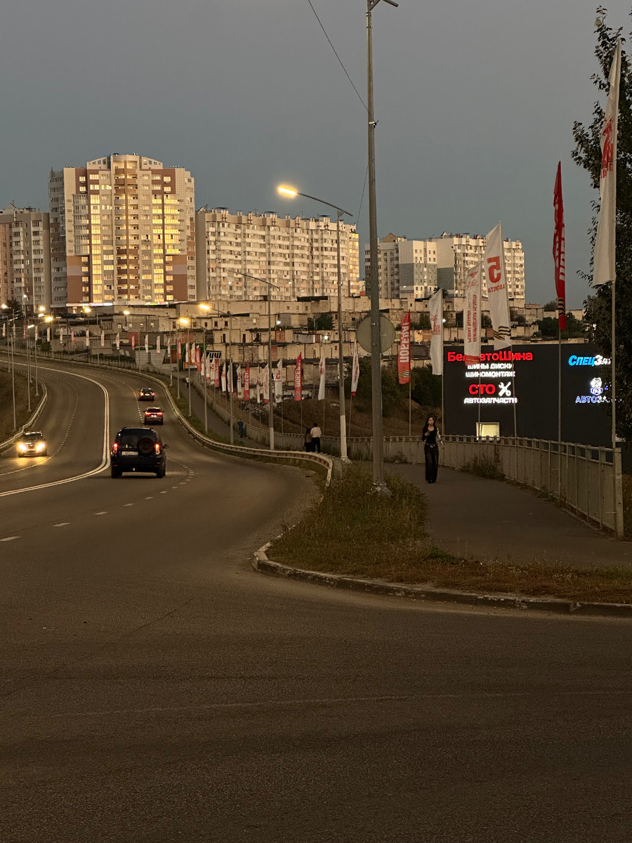Белгород называют «белым городом». Всё потому, что здесь с древности добывали мел, и им белили дома. Но мало кто задумывается: мел — это не просто камень. Это следы древнего моря, которое миллионы лет назад было на месте нашего города. Представьте: по тем же местам, где мы ходим сегодня, когда-то плавали морские животные.
Иногда мы думаем, что наш город «обычный», но за его улицами стоят истории длиной в миллионы лет. И это хороший повод задуматься: каждый день мы идём по земле, которая хранит память о прошлом.
👉 А что в вашем городе кажется привычным, но на самом деле скрывает историю?