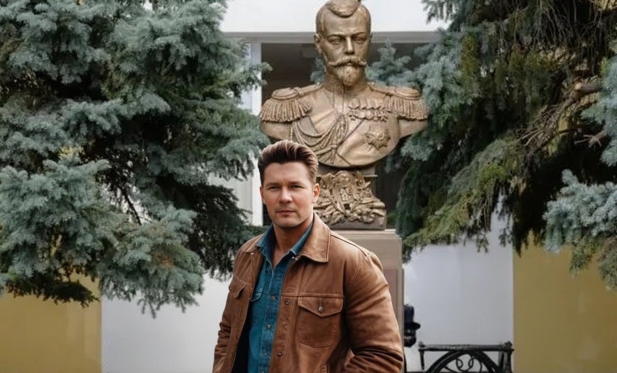 Фото автора возле памятника императору Николаю II в Краснодаре