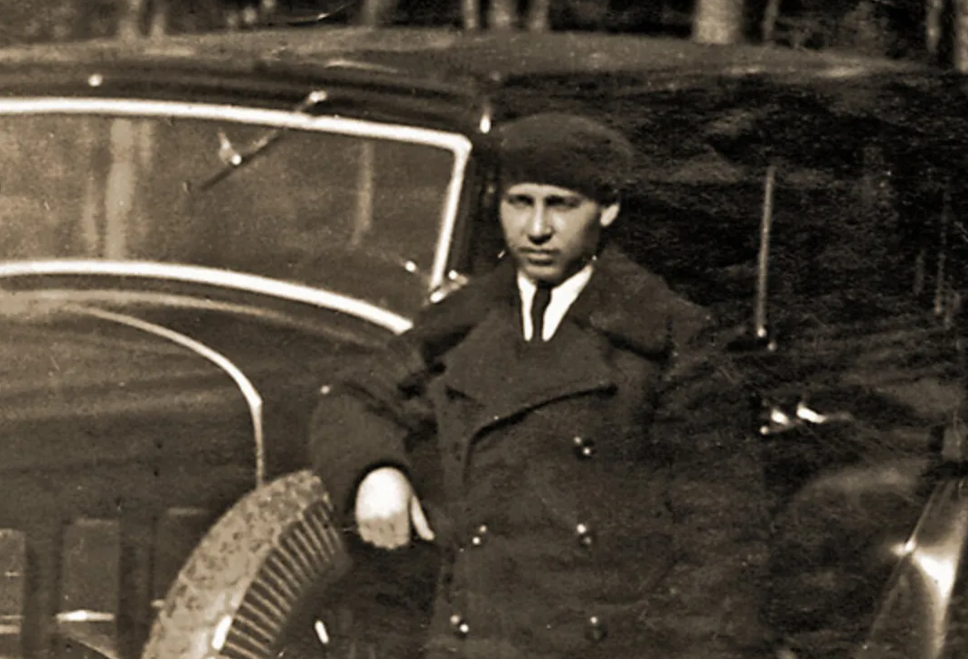 Это хоть и не Арнольд, но тоже водитель одного из верхушки