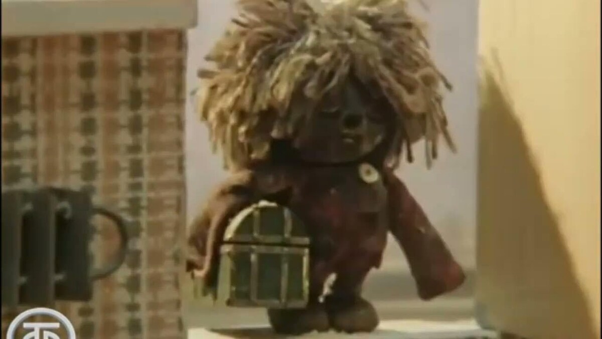 Кузя с сундуком со сказками