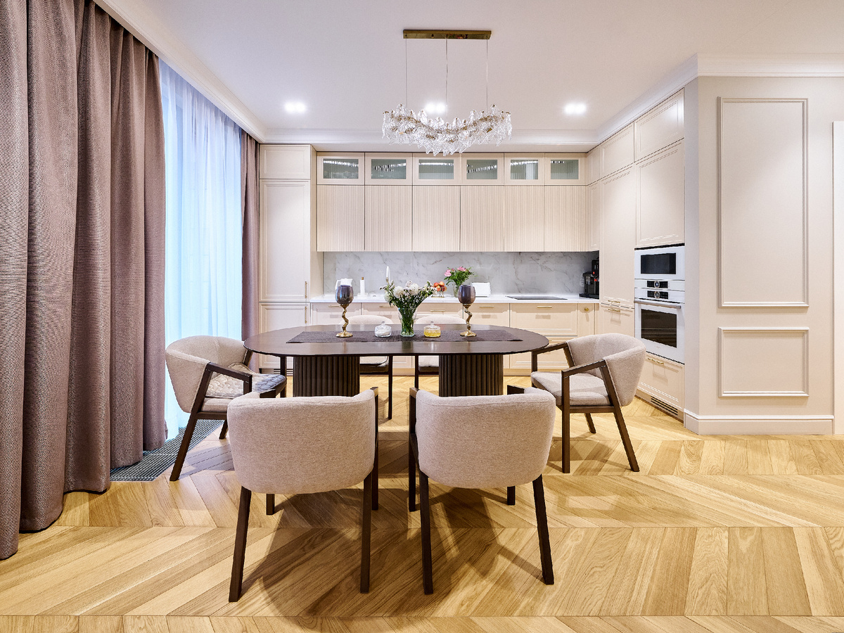 Встроенный холодильник у окна, кухня изготовлена студией Remplanner