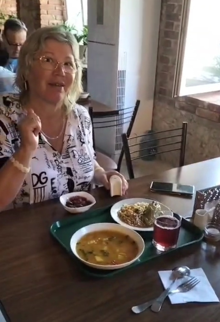 Елена обедает  в столовой Истоического санатория, новый Афон, Абхазия-2025. Фото опубликованы с согласия их автора