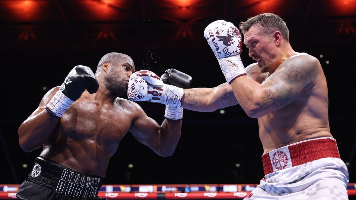    Александр Усик (справа) в поединке с Даниэлем Дюбуа. Getty Images