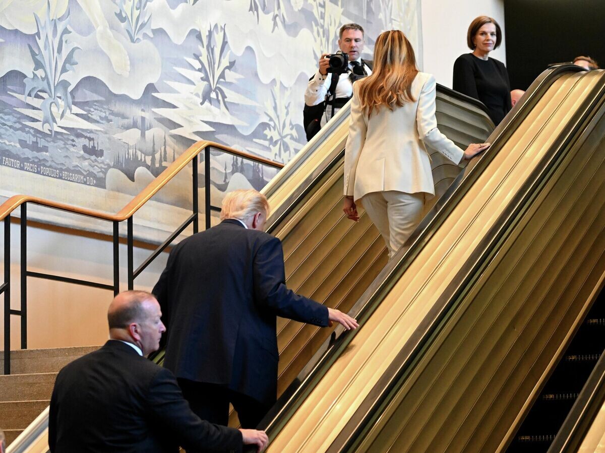    Президент США Дональд Трамп и первая леди Меланья Трамп поднимаются по эскалатору во время прибытия на 80-ю сессию Генеральной Ассамблеи ООН© Getty Images / Alexi J. Rosenfeld