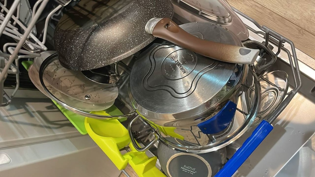    Кладем 1 таблетку и заливаем водой на ночь — и утром стойкий нагар слетает с кастрюли: посуда вновь засияет чистотой