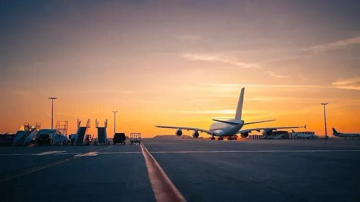 Аэропорт. Обложка © Shutterstock / FOTODOM / Jaromir Chalabala
