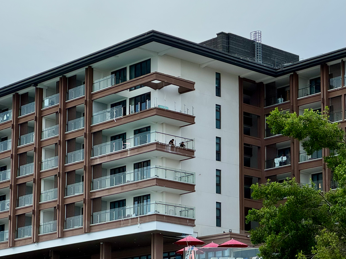 Сломанные балконные ограждения на верхних этажах возможно тоже последствия тайфуна на острове Хайнань. Санья, сентябрь 2025 года 