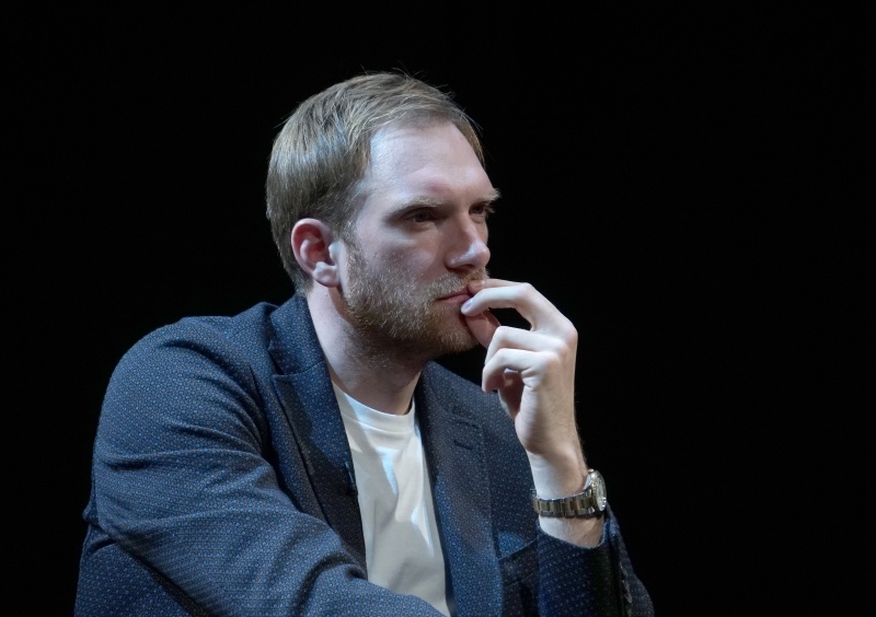    В 2024 году Бурковский снова здесь - и уже на съёмочной площадке. При этом в соцсетях он старательно избегает упоминаний о России. Ни фото с площадок, ни благодарностей продюсерам - словно скрывает факт возвращения от американской аудитории. Возможно, боится потерять лицо. Или клиентов.