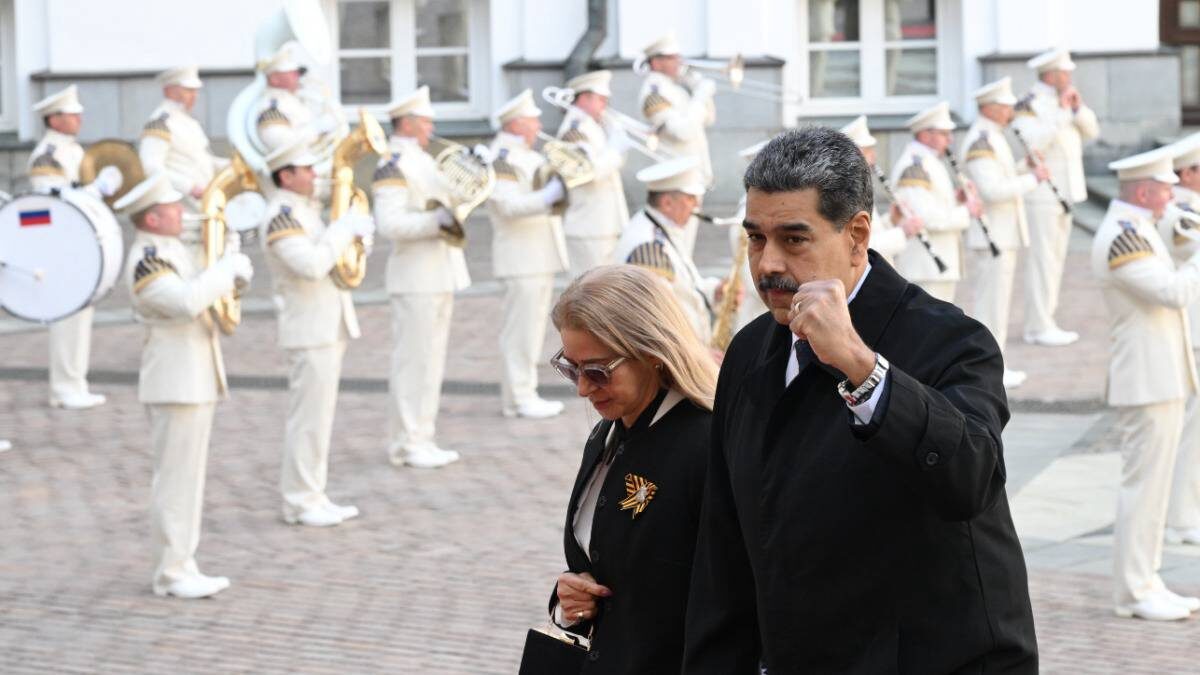   Президент Венесуэлы Николас Мадуро с супругой Силией Флорес прибыли в Кремль на встречу с президентом РФ Владимиром Путиным перед военным парадом, посвященным 80-летию Победы / Фото: Алексей Даничев / РИА Новости