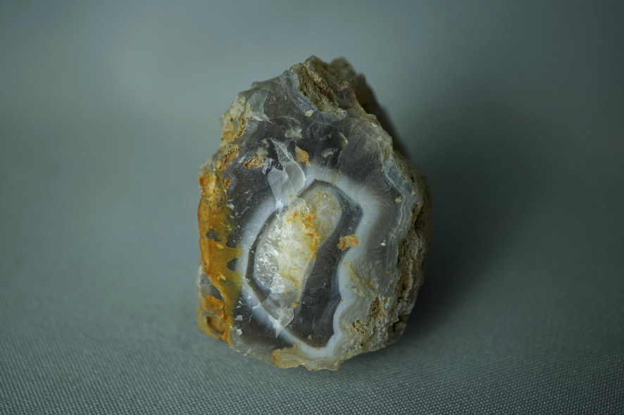 Заготовка - расколотая литофиза, скол почти прямой, работы не так уж и много.