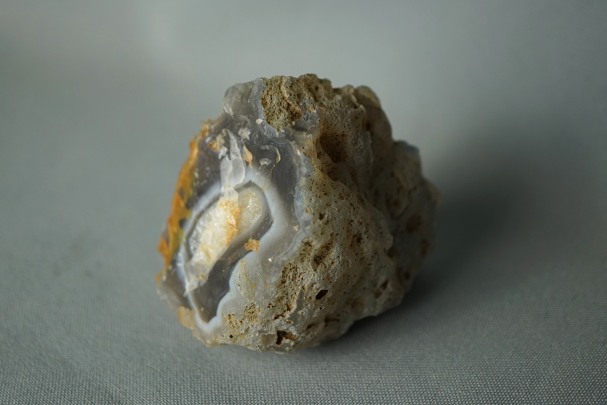 Камень хорош, скол ориентирован так, что он будет хорошо смотреться на полке.