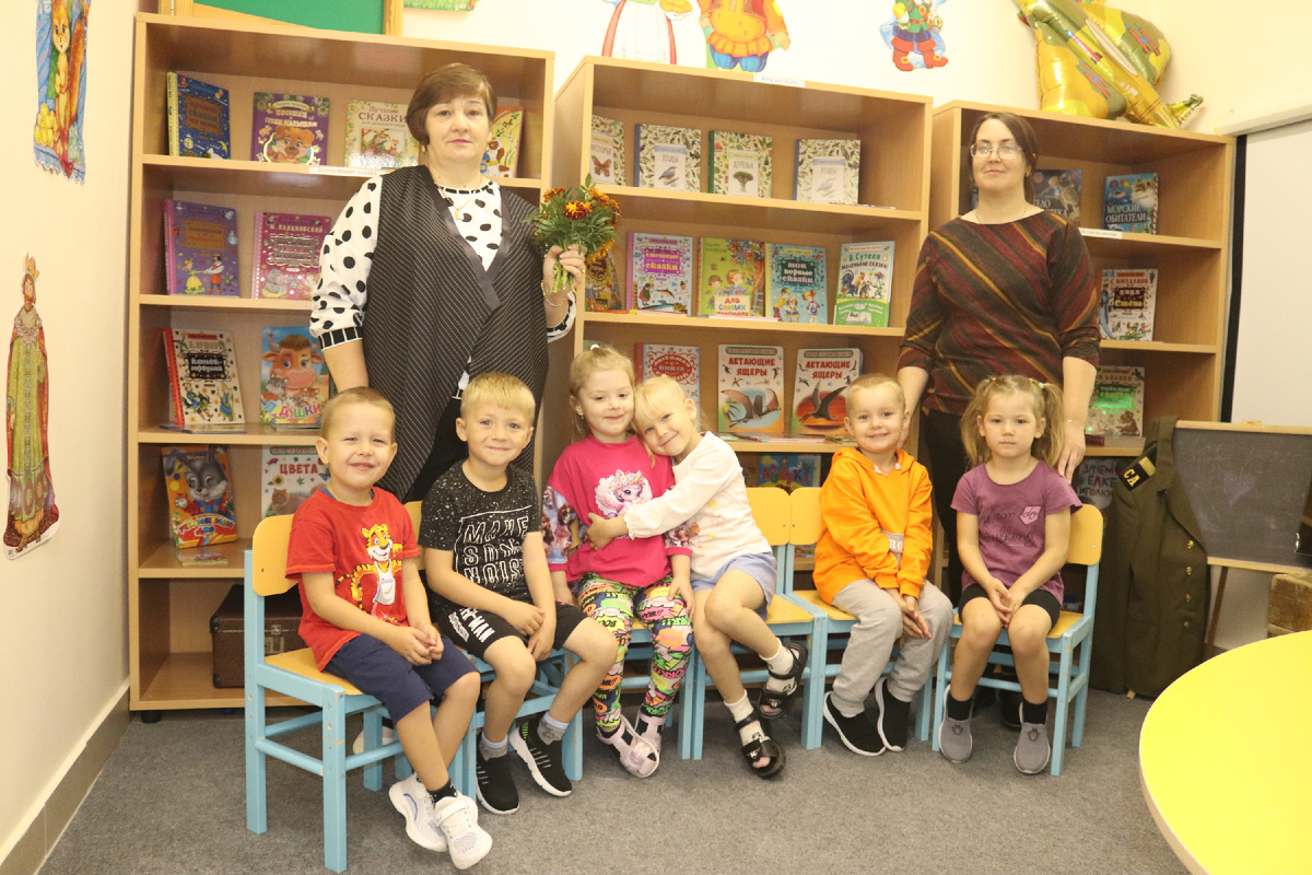 Татьяна Васильевна и Инна Александровна со своими дошколятами.