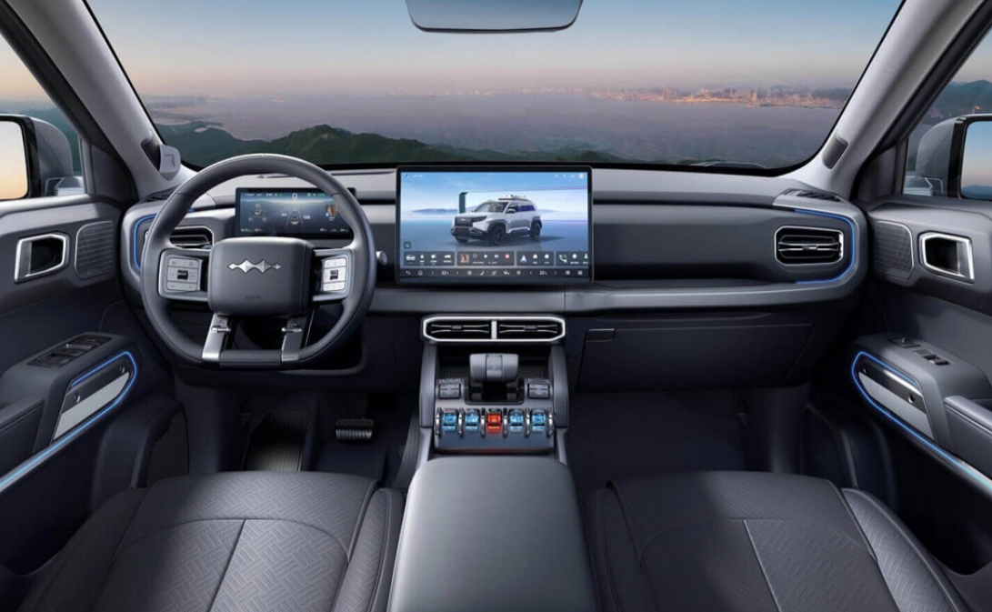 BYD Leopard 3 (на внутреннем рынке Китая известный как Fangchengbao Bao 3) — одна из самых ожидаемых новинок бренда Fangchengbao под крылом BYD. Этот компактный электрический внедорожник создан для тех, кто хочет сочетания стиля, современных технологий и достойных характеристик. По сути, это «младший брат» моделей Leopard 5 и Leopard 8, который предлагает более доступный баланс цены и возможностей.
