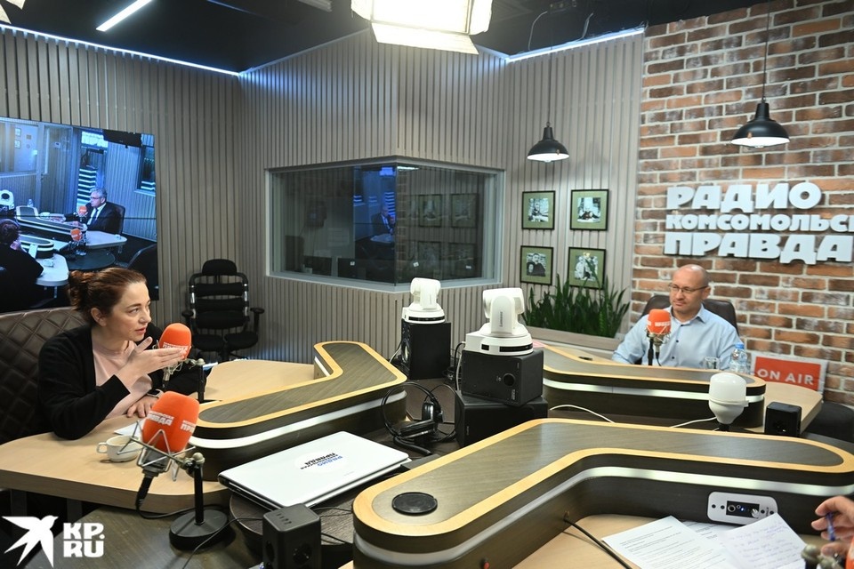    Радиоведущая Мария Баченина и климатолог, директор Института физики атмосферы имени А.М. Обухова РАН и заведующий лабораторией климатологии Института географии РАН, академик РАН Владимир Семенов. Евгения ГУСЕВА