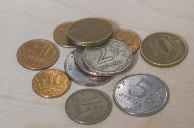    Слова «орёл и решка» используются в народе чаще, чем официальных терминов «аверс» и «реверс».