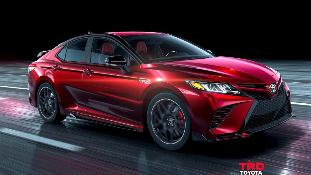    Что делает Toyota Camry TRD 2025 стильной на дороге
