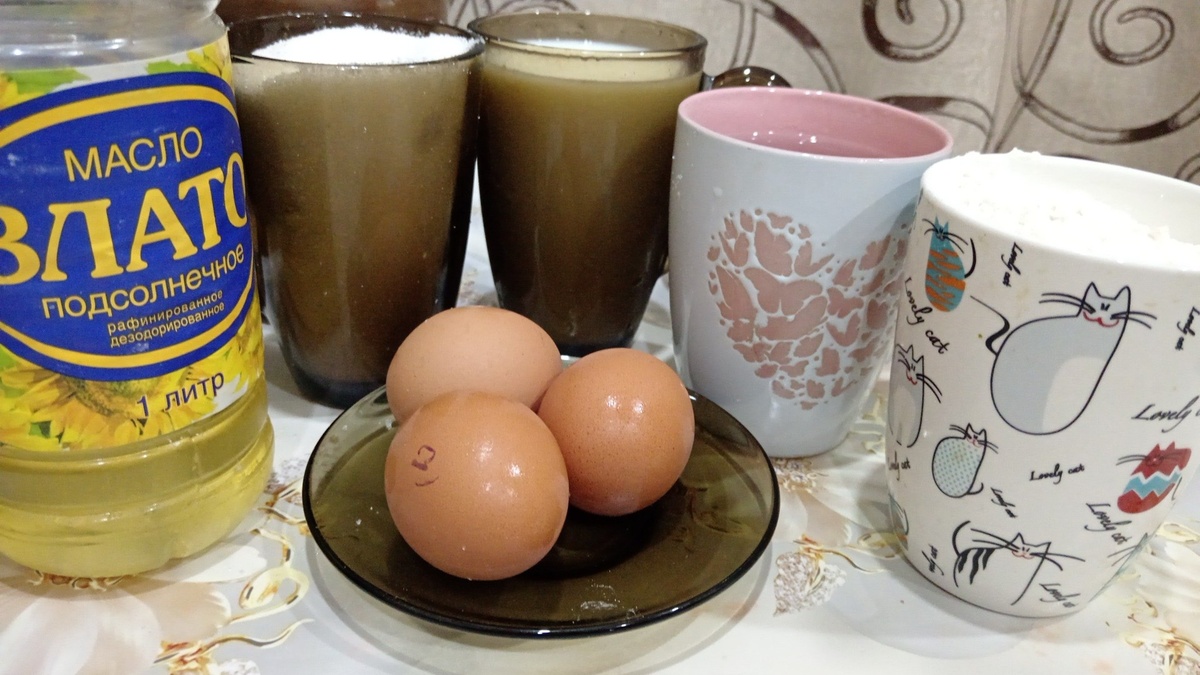 🍳 ИНГРЕДИЕНТЫ:
· Яйцо куриное — 3 шт.
· Сахар — 2 ст. л.
· Соль — 0.5 ч. л.
· Молоко — 1 стакан (250 мл)
· Кипяток — 1 стакан (250 мл)
· Мука — 1 стакан (≈160 г)
· Растительное масло — 3 ст. л.
· Ванилин — по вкусу