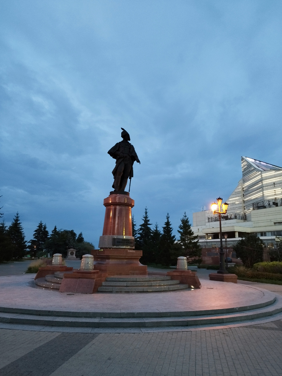 Для иллюстрации. Памятник командору Резанову в Красноярске. Фото из личного архива автора. 