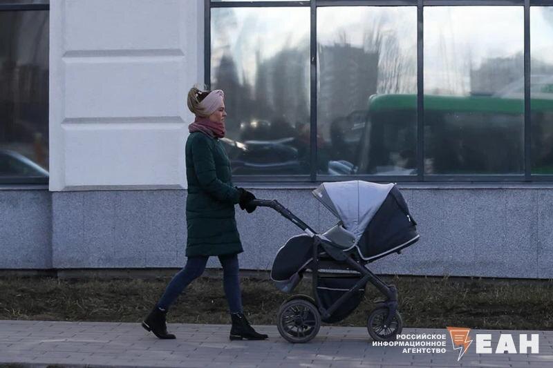    ЕАН. Девушка с коляской