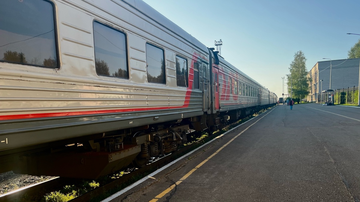    Работает проводником поезда 15 лет. И не может молчать о том что он видит