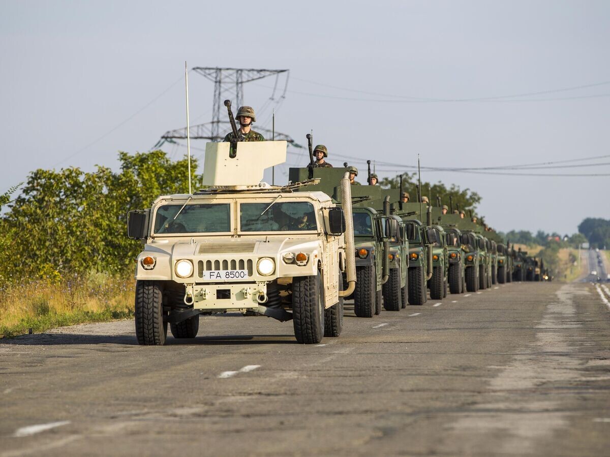    Военнослужащие армии Молдавии на внедорожниках HMMWV© Sputnik / Мирослав Ротарь