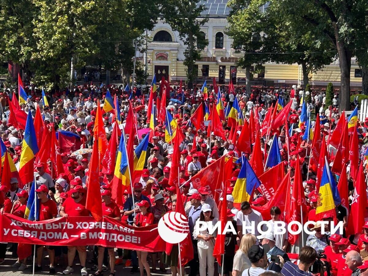    Митинг в центре Кишинева© РИА Новости