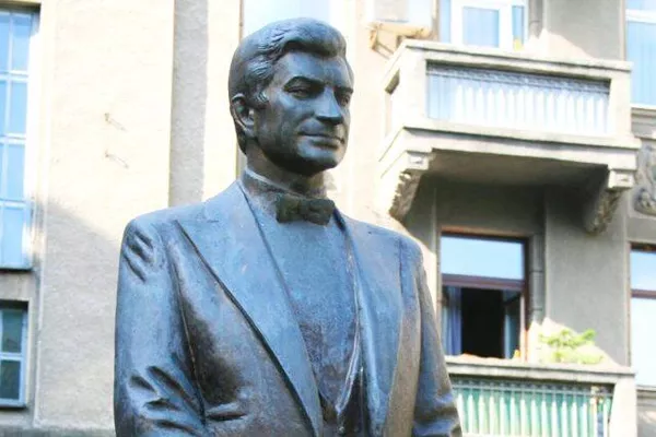 © travels.in.ua
Памятник Анатолию Соловьяненко в Киеве