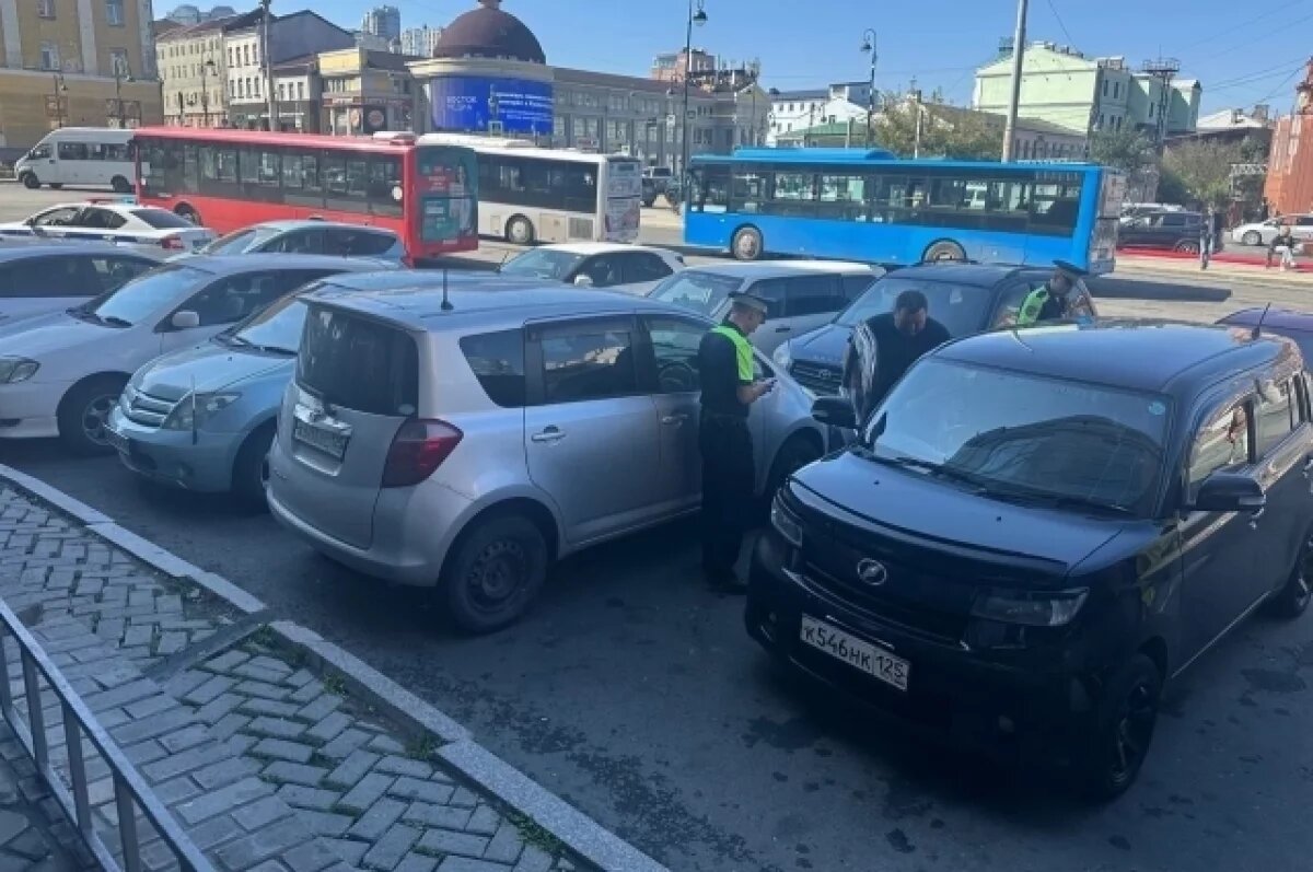    Незаконную парковку на площади Семёновской во Владивостоке разогнали