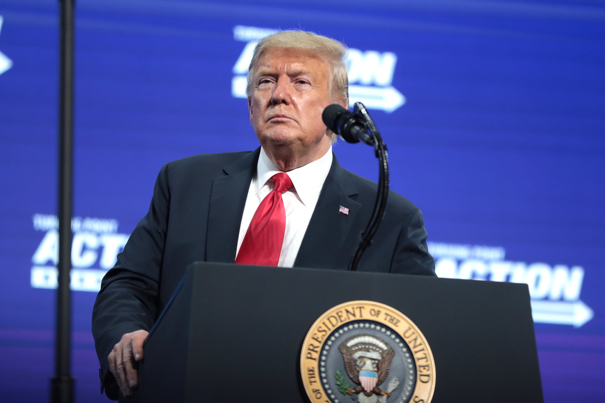 Трамп стоял на остановленном эскалаторе, вынужденный сделать паузу, пишут в КНР.  Фото: Фото: flickr.com / Gage Skidmore / Creative Commons Attribution ShareAlike 2.0 (CC BY-SA 2.0)