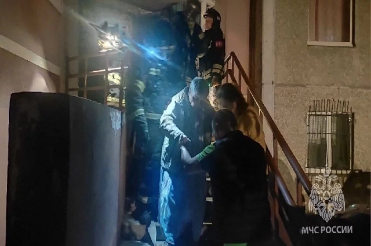    В Челябинске в подъезде многоэтажки горели щитки с первого по седьмой этаж