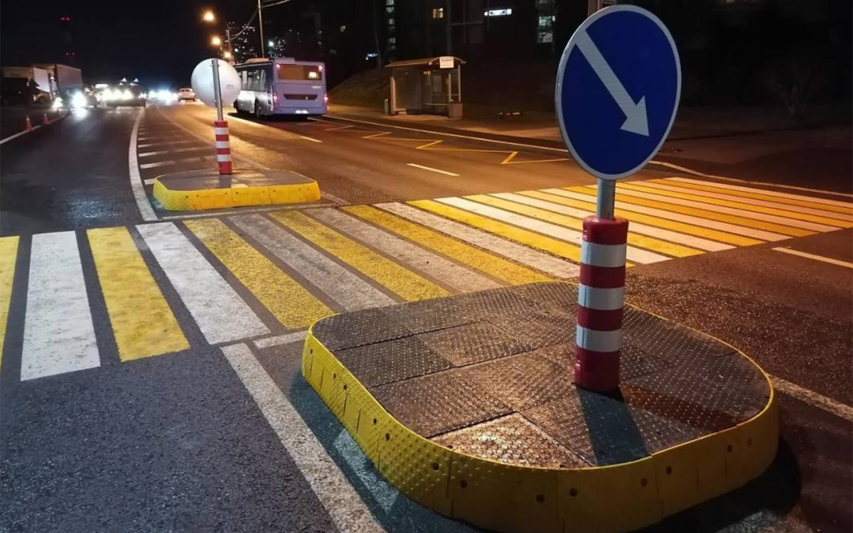 ЦОДД📷Согласно п. 1.2 ПДД, островок безопасности (ОБ) — это элемент обустройства дороги, разделяющий полосы движения (в том числе полосы для велосипедистов), а также полосы движения и трамвайные пути