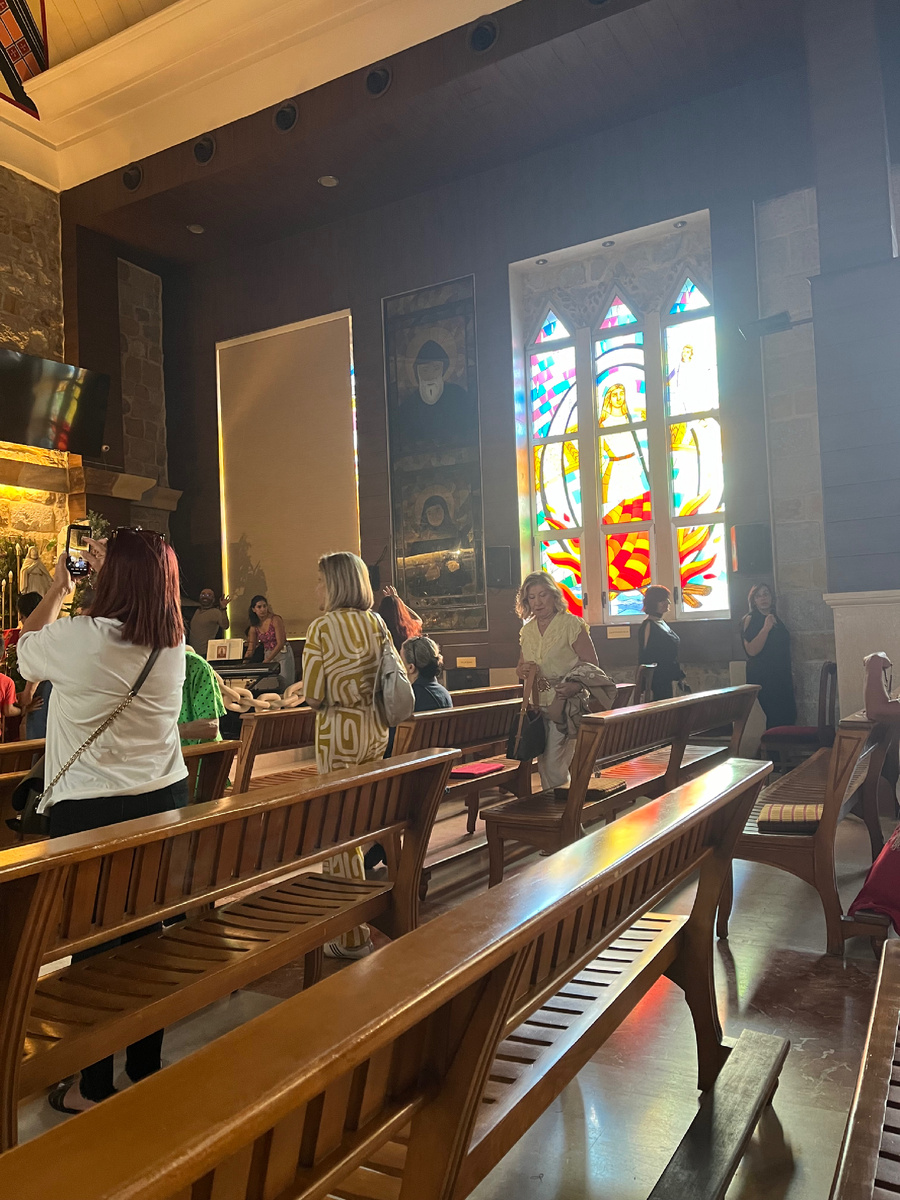 Витражи на окнах церкви. Фото автора.