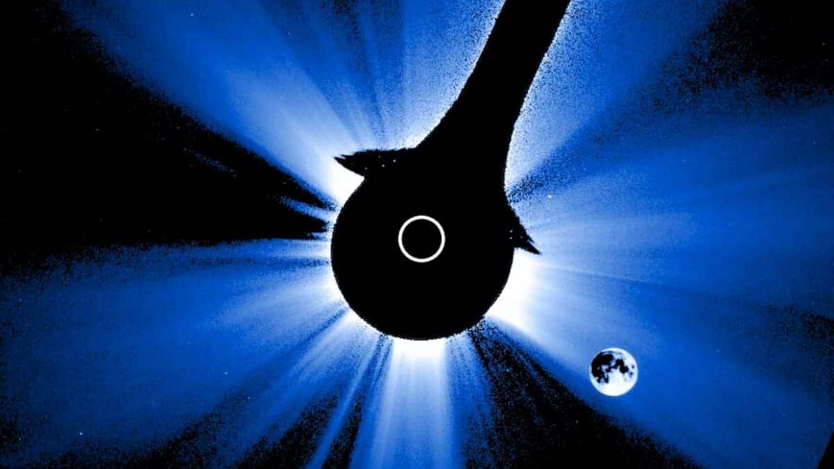    Спутник NOAA зафиксировал естественное солнечное затмение / © NOAA