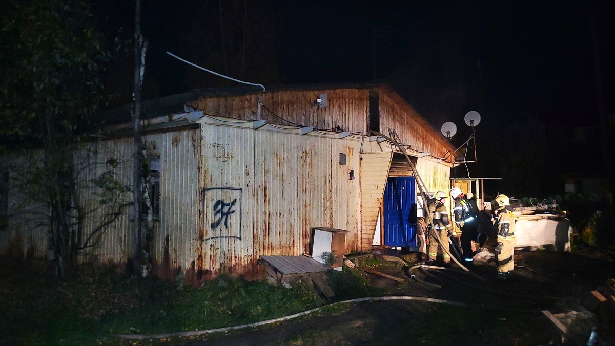    В Нягани из горящего дома спасли двоих детей