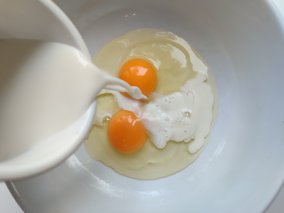 С кефиром тоже вкусно получается.