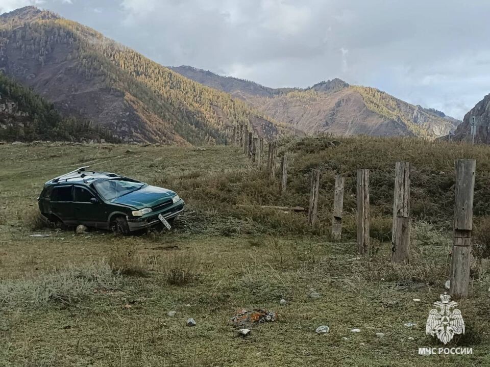    ДТП с автомобилем-"перевертышем" на Чуйском тракте. Источник: ГУ МЧС России по Республике Алтай