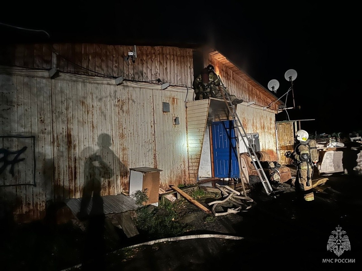    Пожарные Нягани спасли двоих детей из горящего дома