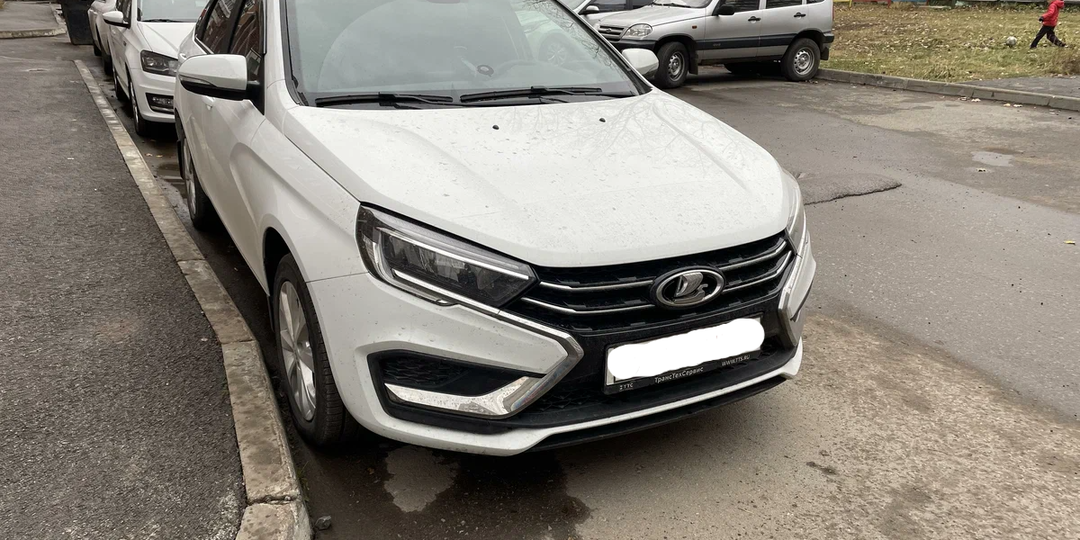 Товарищ вчера взял новую Vesta NG, а сегодня везет ее к дилеру обратно. Рассказываю, что сломалось за первые 200 км и что предложил дилер