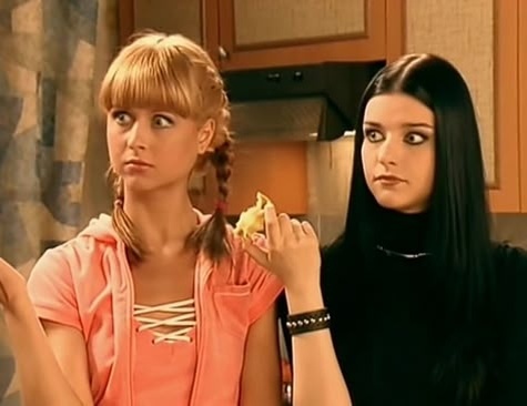    Мирослава Карпович и Анастасия Сиваева во время работы в ситкомеКадр из видео