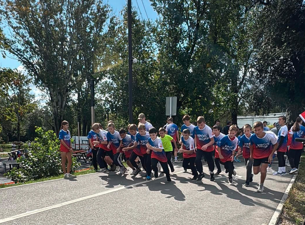 На старт вышли сотни участников - и малыши, и ветераны спорта. Фото автора.